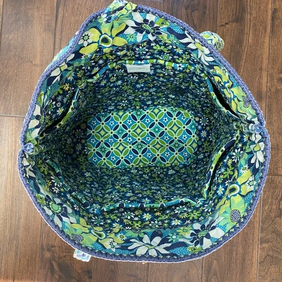Vera Bradley Large Tote with lots of interior pockets - Picture 8 of 11